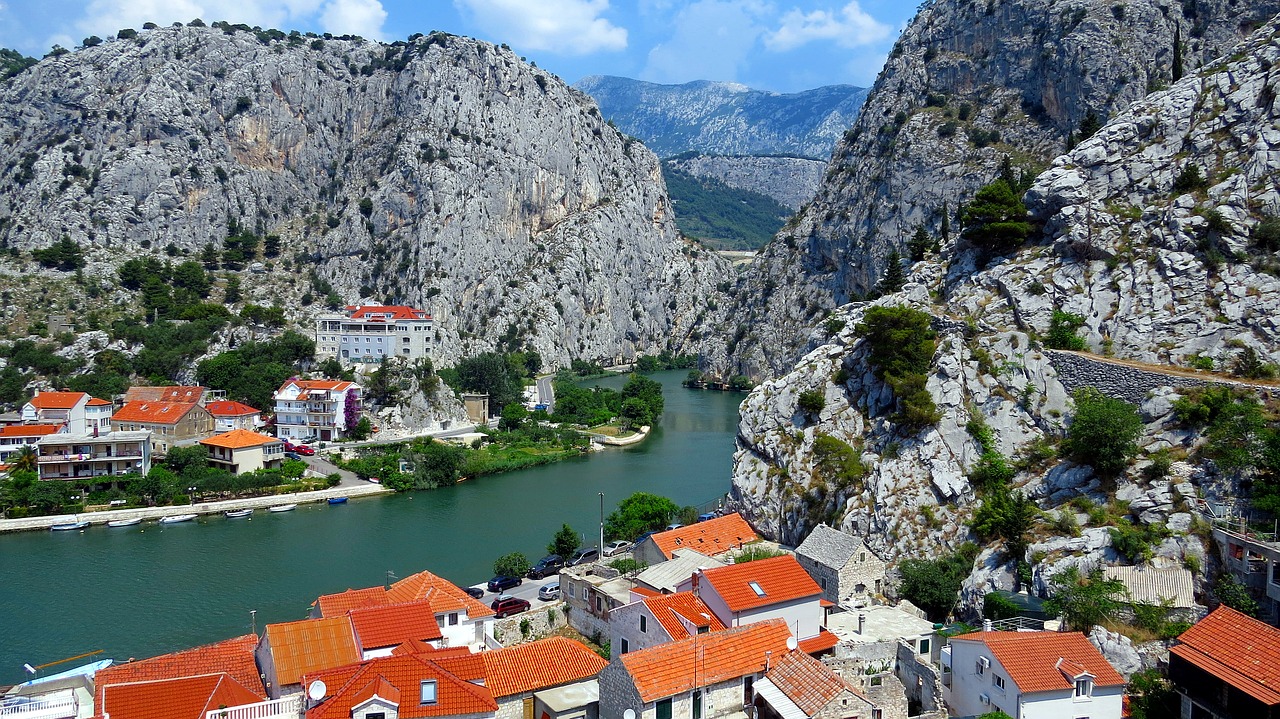 Rijeka Cetina ulijeva se u Jadransko more